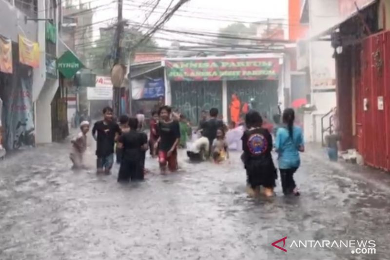 Sejumlah anak-anak bermain di tengah genangan air saat curah hujan tinggi di Jalan Tegal Parang, Mampang Prapatan, Jakarta Selatan, Rabu (27/10). ANTARA/HO-Pokja Jakarta Selatan