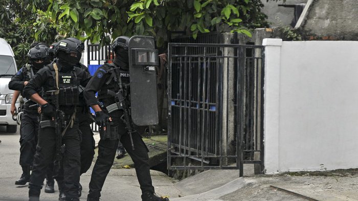 Petugas Densus 88 Antiteror Mabes Polri berusaha masuk ke dalam rumah kontrakan yang dihuni EY alias Rafli saat dilakukan penggeledahan di Kavling Barokah, Kelurahan Bahagia, Babelan Kabupaten Bekasi, Jawa Barat, Kamis (9/5/2019). ANTARA FOTO/Ariesanto/hma/wsj.