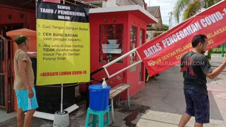  Warga Desa Gentan, Kecamatan Baki, Kabupaten Sukoharjo, Jawa Tengah menutup akses jalan kampung akibat virus corona, Senin (30/3). (MP/Ismail)