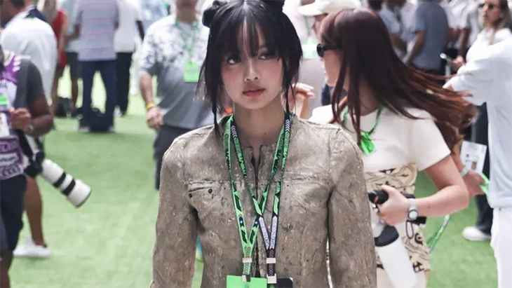 Lisa BLACKPINK Jadi Pengibar Bendera Finish di Grand Prix F1 Miami