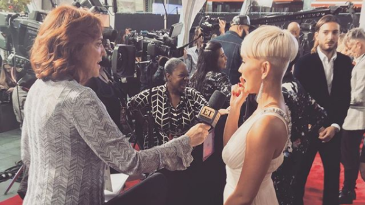Busana Agnez Mo Di AMAs 2017 Banjir Pujian