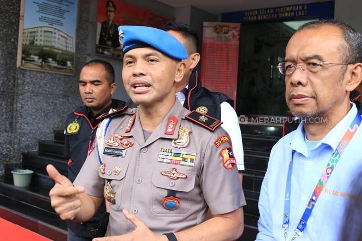 Sesmenpora Gatot S Dewa Broto (depan-kanan) menemui Ketua Satgas Antimafia Mabes Polri Brigjen Hendro Pandowo (depan-kiri). (Foto: MP/Kanugrahan)