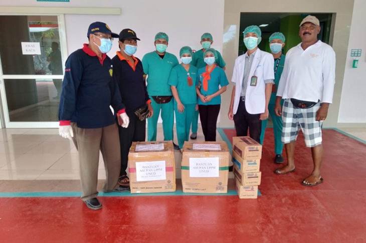Kegiatan Civitas Akademika Unud yang disalurkan melalui Satgas Pencegahan COVID-19 di Unud ke tim medis RS PTN Unud, Jimbaran, Badung. ANTARA/HO-Humas Universitas Udayana