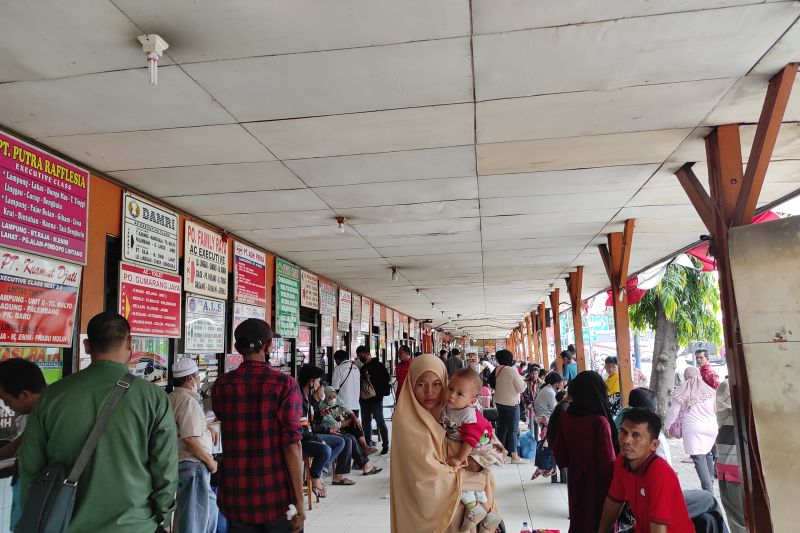 Sejumlah penumpang menunggu bus yang akan membawa mereka ke berbagai daerah di Terminal Kalideres, Senin (9/5/2022). (ANTARA/Indriani)