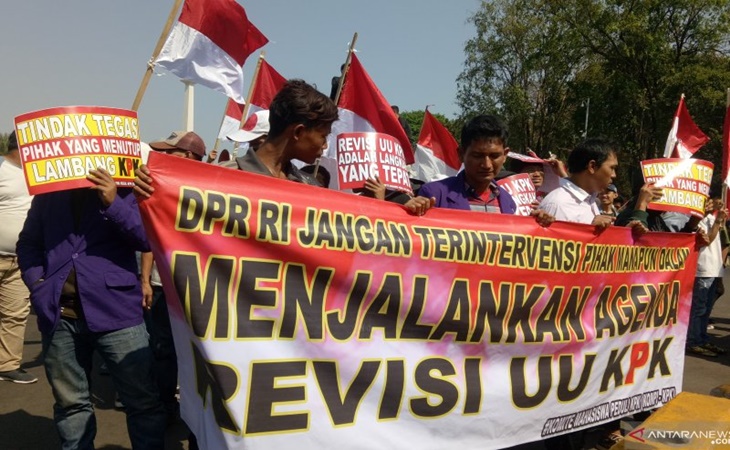 Sekelompok massa berunjuk rasa depan Gedung KPK mengusir pimpinan KPK Agus Rahardjo cs segera hengkang dari KPK