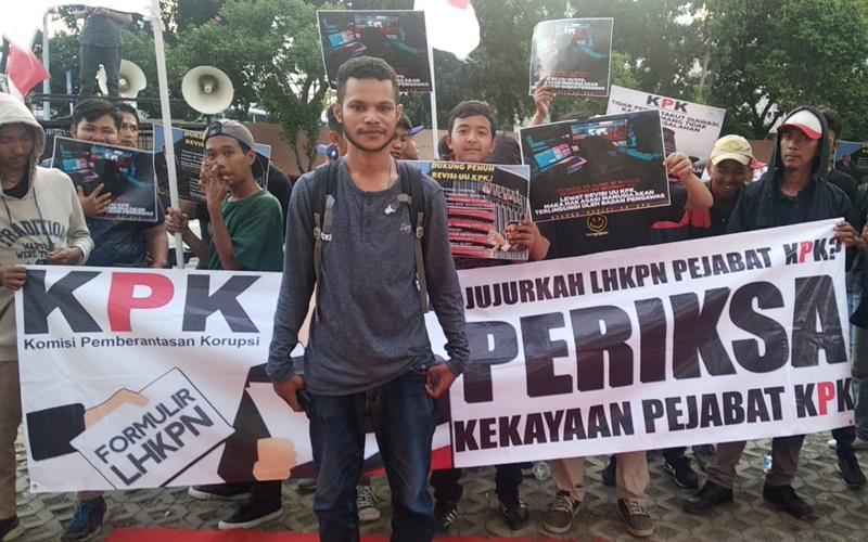 Koordinator Aksi Massa Corong Rakyat Ahmad depan gedung KPK