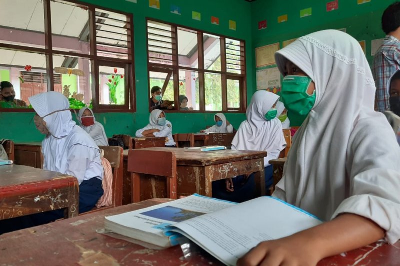 Para siswa belajar tatap muka di sekolah. ANTARA/Mulyana