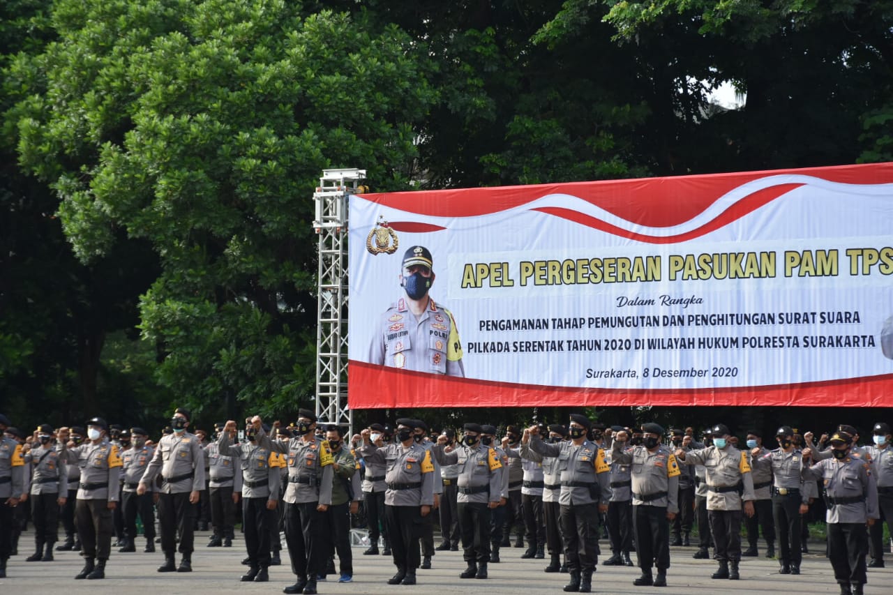 Ribuan anggota Polresta Surakarta menggelar apel pasukan pengamanan TPS di Pilwakot Solo, Jawa Tengah, Selasa (8/12). (MP/Ismail)