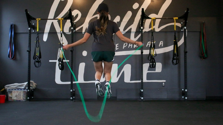 Lompat tali efektif membakar lemak di bagian kaki. (Foto: unsplash/Element5 Digital)