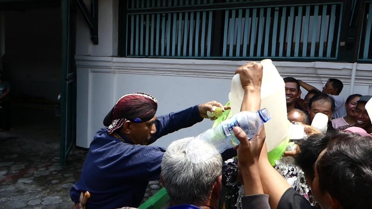 Warga berebut air jamasan (Foto: MP/Teresa Ika)