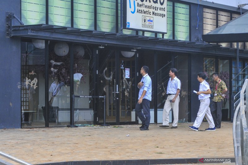 Sejumlah petugas memeriksa kerusakan pascakerusuhan di AEON Mall Cakung, Jakarta Timur, Selasa (25/2/2020). ANTARA FOTO/Fakhri Hermansyah/aww.