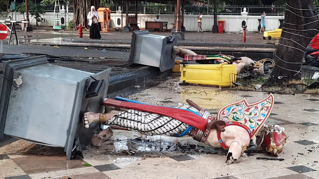 Pohon Tumbang dan Angin Kencang Rusak Tiga Patung Ornamen di Kantor Gibran