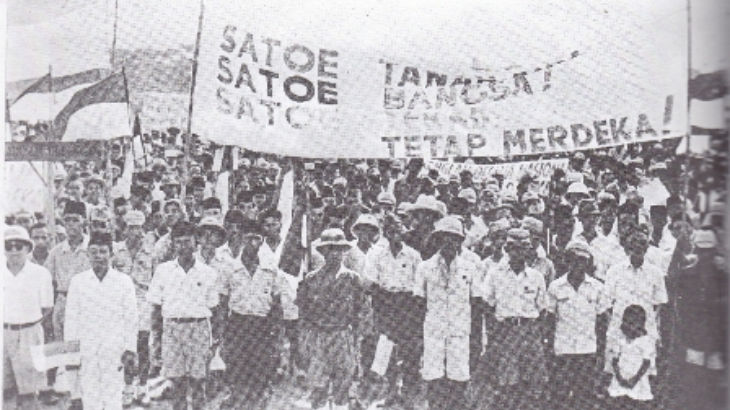 ”Satu Tanah Air, satu Bangsa dan satu tekad tetap Merdeka”, demikian bunyi spanduk yang mereka bawa. (Istimewa)