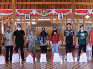 Tidak Punya Penghasilan, Ratusan Seniman Solo Terima Bantuan Sembako dari Jokowi