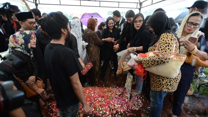 Proses pemakaman musisi Yockie Suryo Prayogo di TPU Karet Bivak Jakarta Pusat (5/2). 