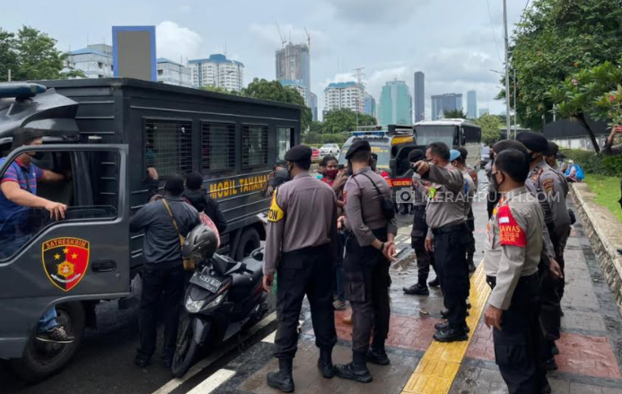 Demo Tak Pakai Masker dan Jaga Jarak, Aksi Pemuda Papua di DPR Dibubarkan Polisi