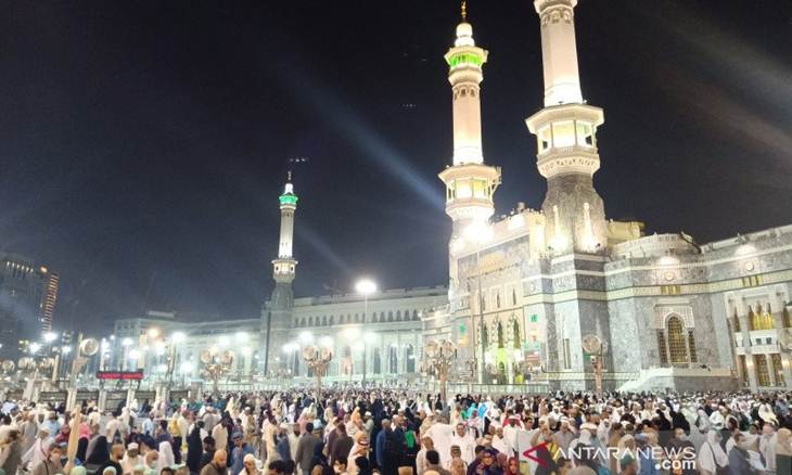 Umat muslim memadati area sekitar Masjidil Haram, Mekah, Arab Saudi, Kamis (27/2/2020). ANTARA FOTO/Arief Chandra/pras.