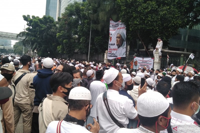 Kerumunan warga menunggu kedatangan Rizieq Shihab (ANTARA/Devi Nindy)