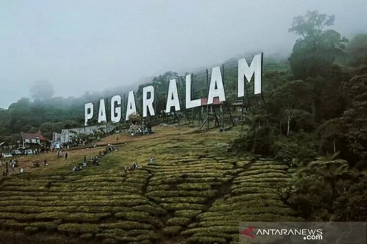 Dokumen - Wisata ikon "Pagaralam" di Gunung Dempo. ANTARA/Aziz Munajar.