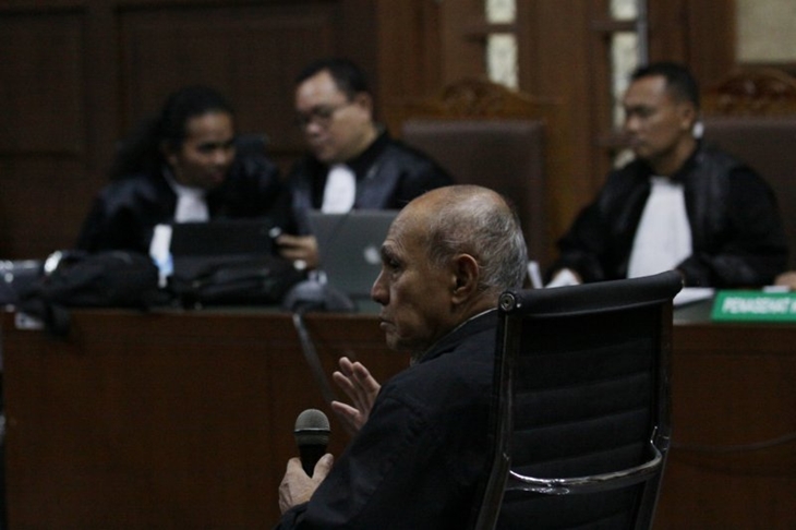 Terdakwa kasus dugaan kepemilikan senjata api ilegal Kivlan Zen mengikuti sidang pembacaan dakwaan di Pengadilan Negeri Jakarta Pusat, Jakarta, Selasa (10/9/2019). Jaksa penuntut umum mendakwa Kivlan Zen menguasai empat pucuk senjata api dan 117 peluru tajam secara ilegal. ANTARA FOTO/Reno Esnir/foc.