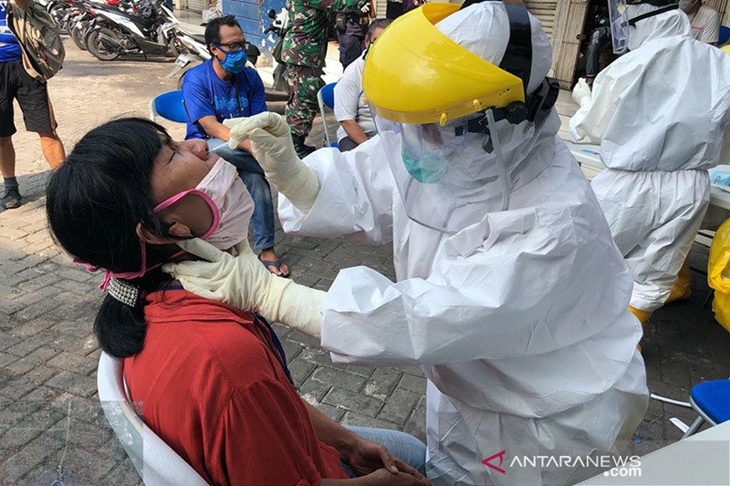 Petugas medis Suku Dinas Kesehatan Kota Jakarta Selatan mengambil sampel saluran pernafasan salah satu warga dalam uji usap yang dilaksanakan di Kelurahan Pesanggrahan, Jakarta Selatan, Rabu (10/6/2020). ANTARA/HO-Kominfotik Jaksel/am.