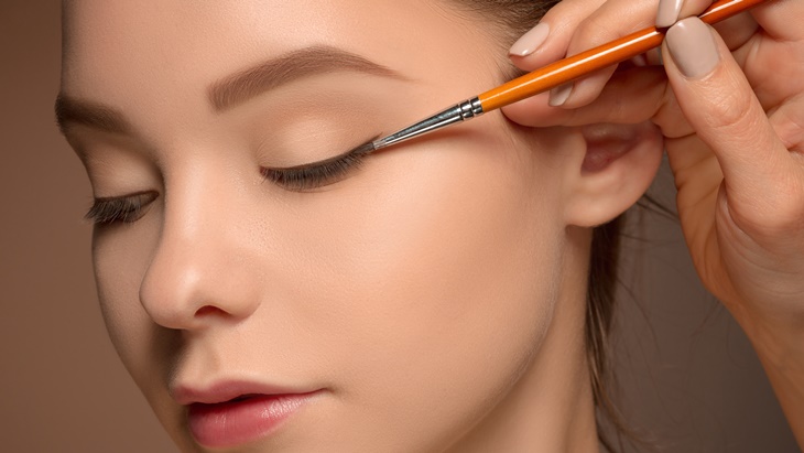 Panduan Membuat Eyeliner Sesuai Bentuk Mata