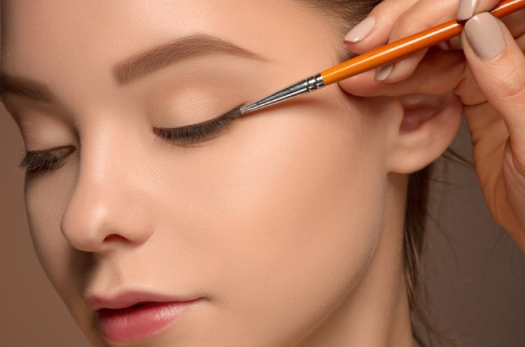 Panduan Membuat Eyeliner Sesuai Bentuk Mata