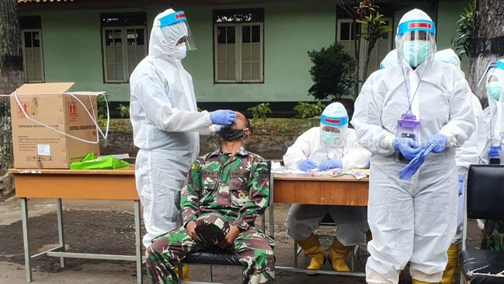Tes COVID-19 TNI AD. (Foto: MP/Kanugrahan)