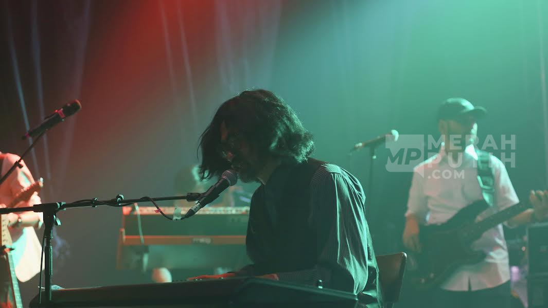 Zeke and The Popo Sukses Runutkan Trek Album 'Space in The Headlines' Secara Langsung