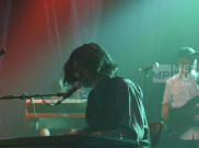 Zeke and The Popo Sukses Runutkan Trek Album 'Space in The Headlines' Secara Langsung