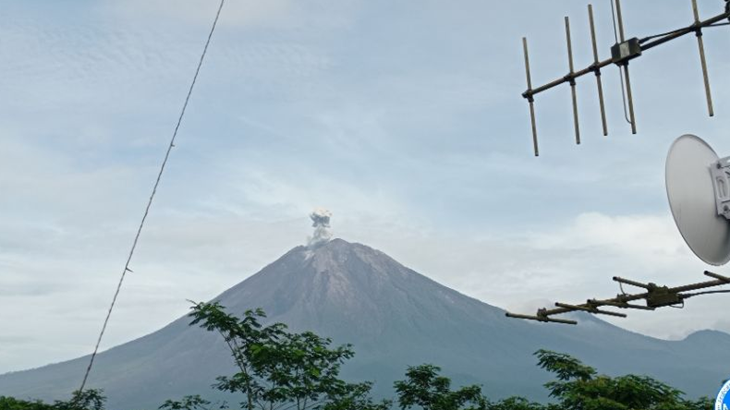Gunung Semeru Erupsi dengan Ketinggian Letusan hingga 700 Meter