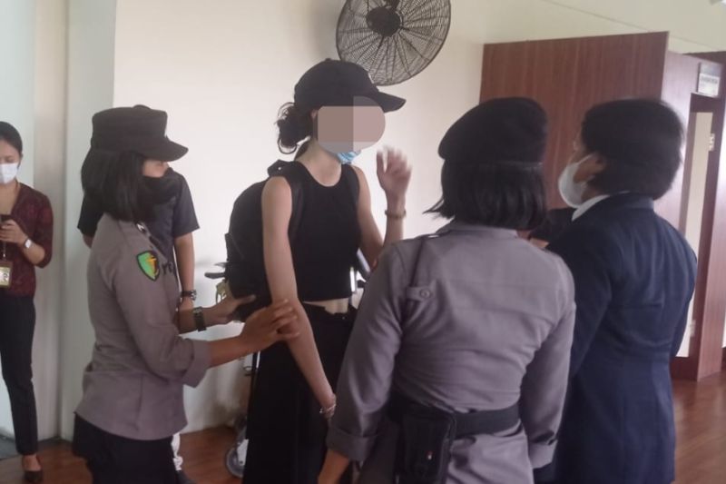 Ngamuk di Bandara Ngurah Rai, WNA Prancis Diamankan Polisi