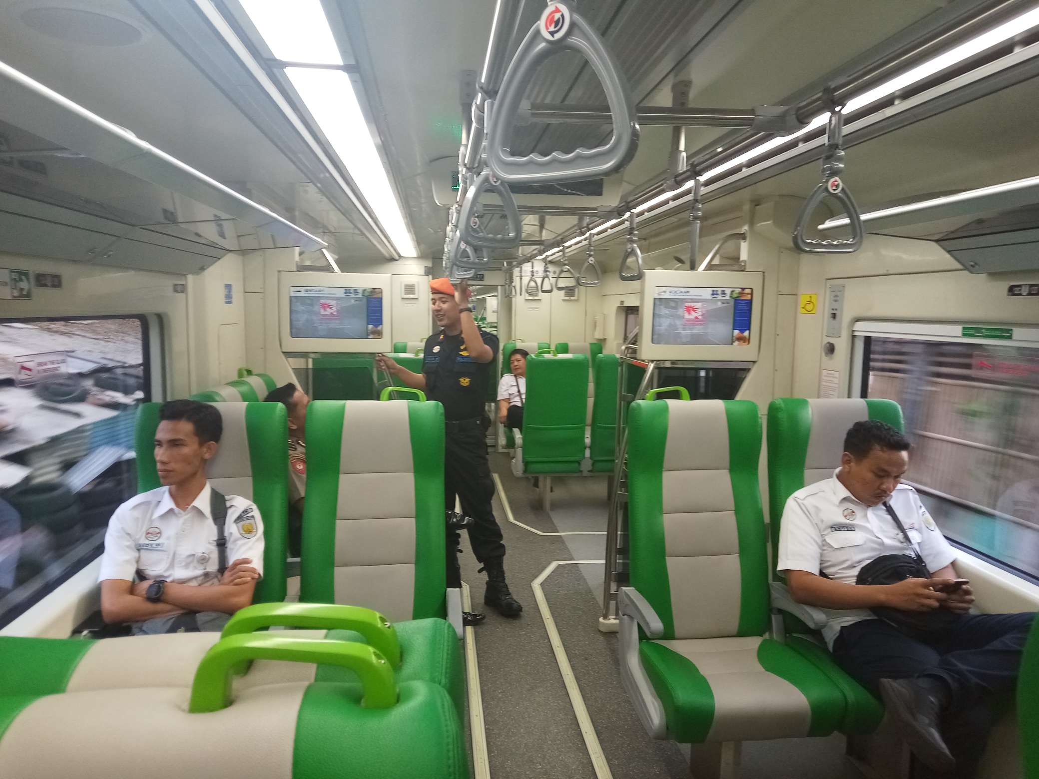Kereta api (KA) Bandara Internasional Adi Soemarmo Solo melintas di kawasan Klaten, Jawa Tengah, Rabu (12/2). (MP/Ismail)