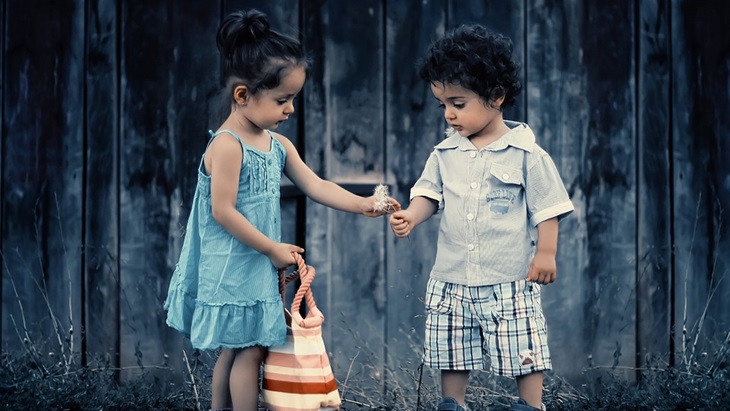 Dua orang anak kecil. (Pixabay/Bess-Hamiti)