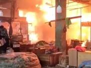 16 Mobil Pemadam Diterjunkan ke Pasar Induk Kramat Jati, Statusnya Masih Merah