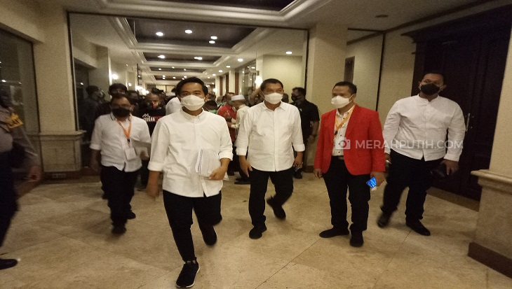 Tiba di Lokasi Debat, Bajo Lambaikan Victory dan Gibran Bawa Buku