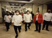 Tiba di Lokasi Debat, Bajo Lambaikan Victory dan Gibran Bawa Buku