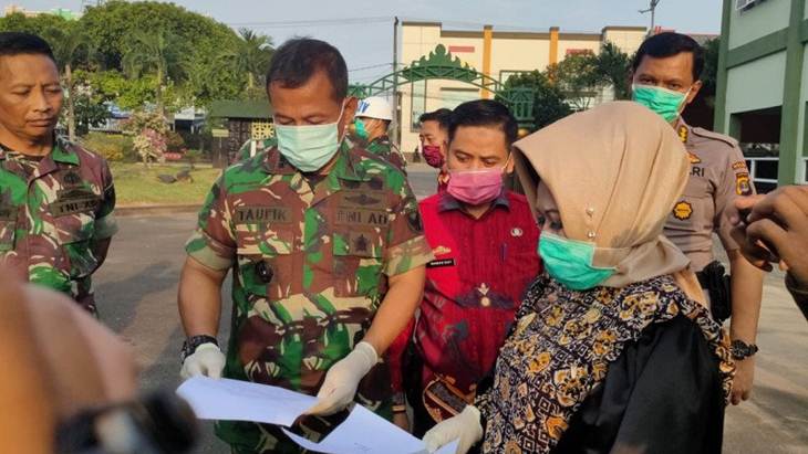 Kepala Dinas Kesehatan Provinsi Lampung, Reihana bersama Danrem 043/Gatam, Kolonel Inf Taufiq Hanafi, usai penyerahan alat pelindung diri (APD). Kamis. (26/3/2020). (ANTARA/Dian Hadiyatna)