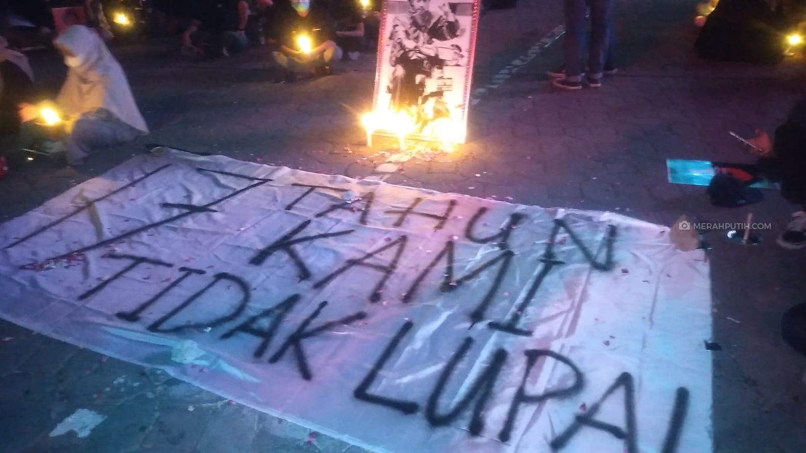Mengenang Perjuangan Aktivis Munir, Mahasiswa UNS Nyalakan Ratusan Lilin