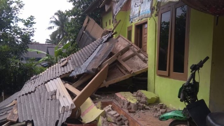 Atap Rumah Warga Sumur dan Munjul Runtuh Akibat Gempa M 6,7