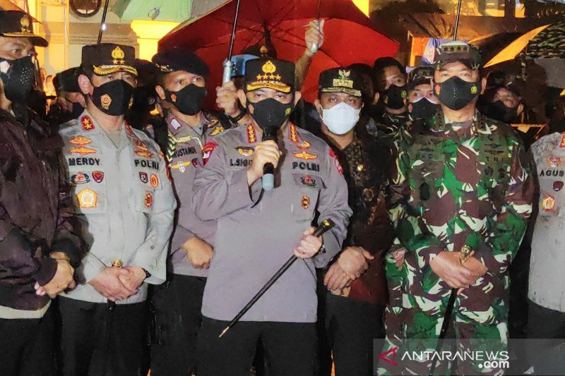 Kapolri Jenderal Listyo Sigit Prabowo (tengah) Panglima TNI Marsekal Hadi Tjahjanto (kanan) , dan Kapolda Sulsel, Irjen Pol Merdisyam (kiri) saat memberikan keterangan usai meninjau lokasi pasca ledakan di Gereja Katedral, Kota Makassar, Sulawesi Selatan, Minggu (28/3/2021) malam. ANTARA/Darwin Fatir.