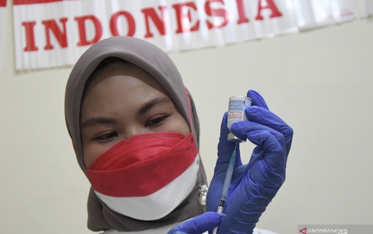 Tenaga kesehatan menyiapkan vaksin dosis ketiga untuk tenaga kesehatan di RSUD Matraman, Jakarta Timur, Jumat (6/8/2021). (ANTARA FOTO/ Fakhri Hermansyah/foc.)