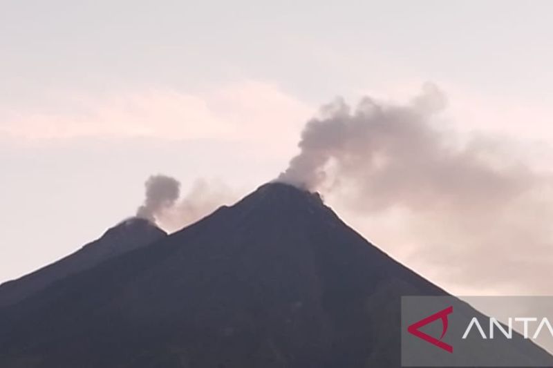 Gunung Karangetang Luncurkan Lava Pijar dan Bunyi Gemuruh