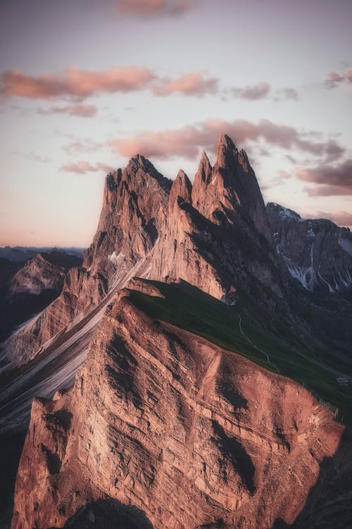 Ilustrasi Gunung tertinggi, lebih tinggi dari Everest (Foto: Pexels/Eberhard Grossgasteiger)