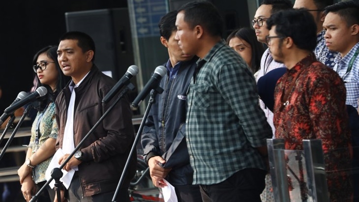Ketua Wadah Pegawai KPK Yudi Purnomo Harahap (kedua kiri) memberikan keterangan pers di Gedung KPK, Jakarta (Foto: Antaranews)