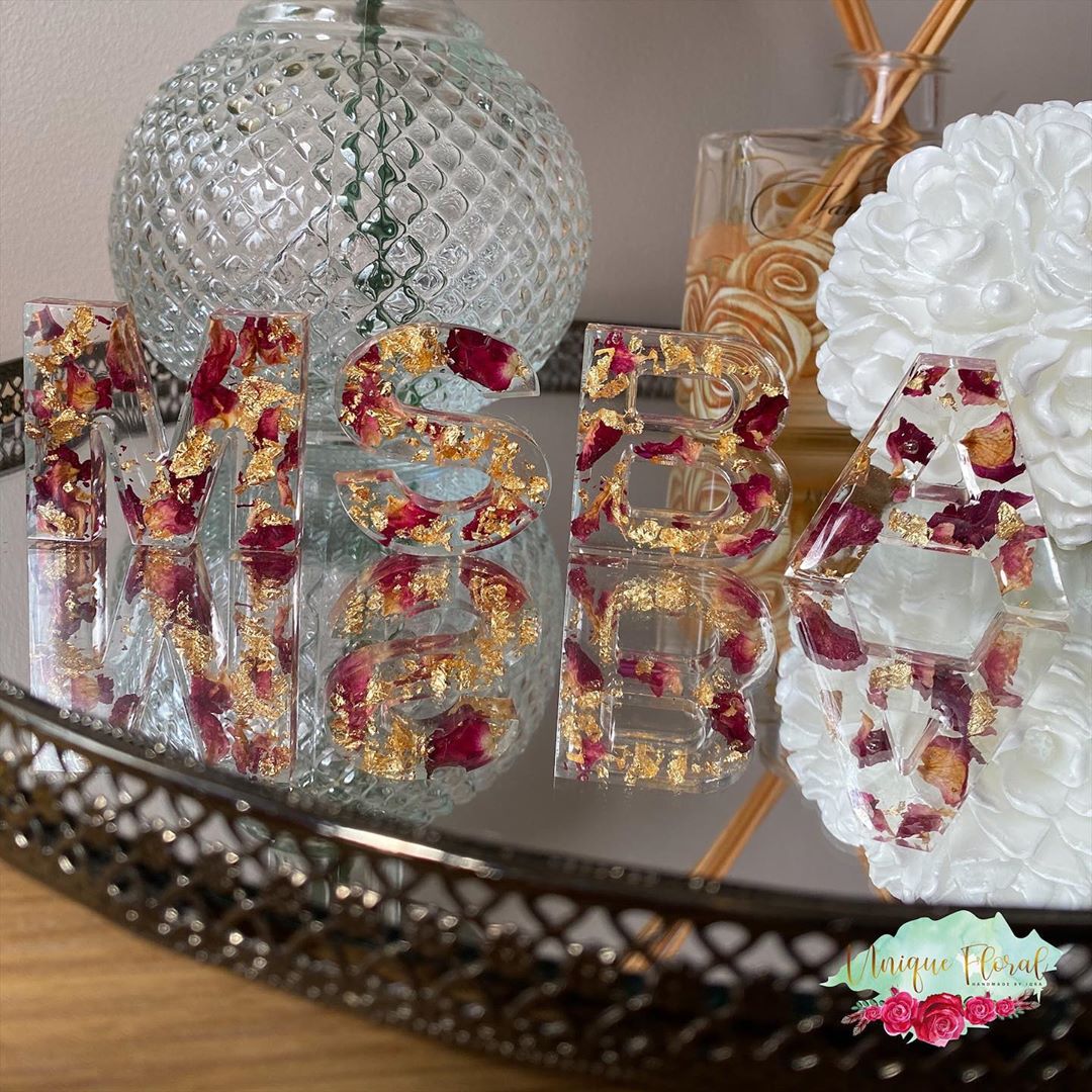 Pajangan yang terbuat dari resin. (Foto Instagram @unique.floral)