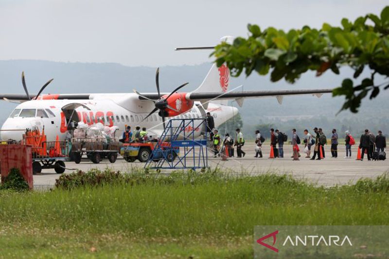 Calon penumpang angkutan udara yang didominasi para pemudik antre menaiki pesawat di Bandara Internasional Sultan Iskandar Muda (SIM), Aceh Besar, Aceh, Jumat (29/4/2022). (ANTARA FOTO/Irwansyah Putra/nym)