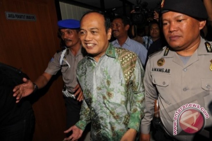 Terdakwa korupsi pengadaan Simulator SIM Korlantas Polri Irjen Pol Djoko Susilo bersiap mengikuti sidang dengan agenda pembacaan vonis di Pengadilan Tipikor Jakarta, Selasa (3/9). (Foto Antara)