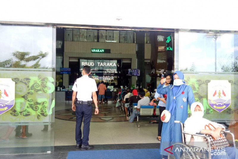 RS Rujukan COVID-19 Penuh, Pasien Dirawat di Halaman