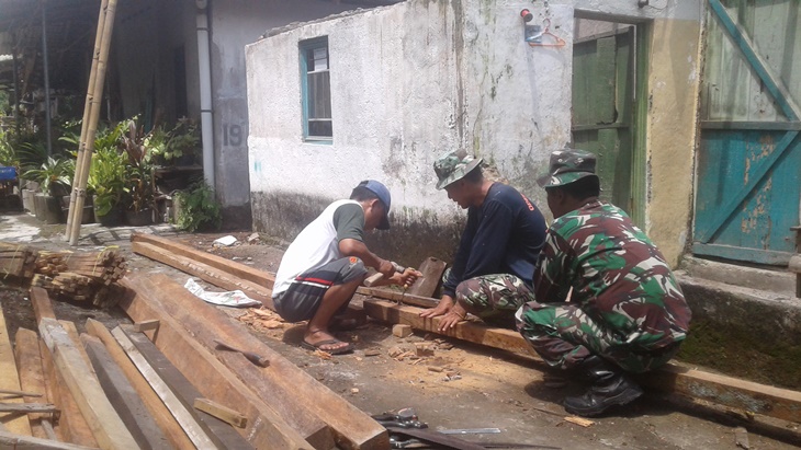 Tni memperbaiki Rumah Sri Mulyani, warga Yogyakarta. (MP/Teresa Ika)
